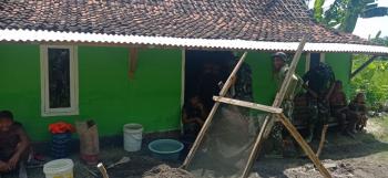 Melihat Suasana Istirahat Siang Anggota Satgas TMMD 110 Tambakrejo Bojonegoro